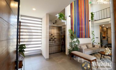 SE VENDE CASA DE LUJO EN CASTELA RESERVA RESIDENCIAL SALIDA SAN MIGUEL DE ALLENDE  EN CELAYA GTO.  Casa en esquina de 3 Pisos con 3 Habitaciones y Cad