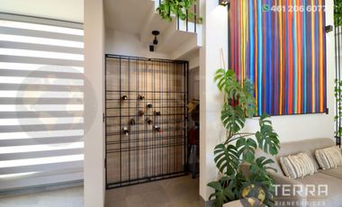 SE VENDE CASA DE LUJO EN CASTELA RESERVA RESIDENCIAL SALIDA SAN MIGUEL DE ALLENDE  EN CELAYA GTO.  Casa en esquina de 3 Pisos con 3 Habitaciones y Cad