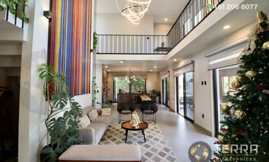 SE VENDE CASA DE LUJO EN CASTELA RESERVA RESIDENCIAL SALIDA SAN MIGUEL DE ALLENDE  EN CELAYA GTO.  Casa en esquina de 3 Pisos con 3 Habitaciones y Cad