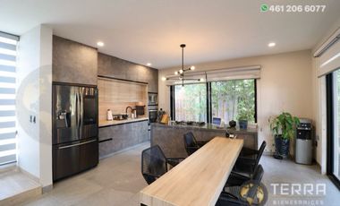 SE VENDE CASA DE LUJO EN CASTELA RESERVA RESIDENCIAL SALIDA SAN MIGUEL DE ALLENDE  EN CELAYA GTO.  Casa en esquina de 3 Pisos con 3 Habitaciones y Cad