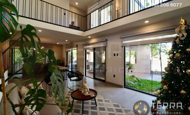 SE VENDE CASA DE LUJO EN CASTELA RESERVA RESIDENCIAL SALIDA SAN MIGUEL DE ALLENDE  EN CELAYA GTO.  Casa en esquina de 3 Pisos con 3 Habitaciones y Cad