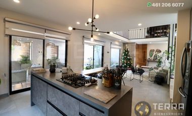 SE VENDE CASA DE LUJO EN CASTELA RESERVA RESIDENCIAL SALIDA SAN MIGUEL DE ALLENDE  EN CELAYA GTO.  Casa en esquina de 3 Pisos con 3 Habitaciones y Cad
