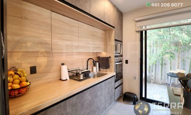 SE VENDE CASA DE LUJO EN CASTELA RESERVA RESIDENCIAL SALIDA SAN MIGUEL DE ALLENDE  EN CELAYA GTO.  Casa en esquina de 3 Pisos con 3 Habitaciones y Cad