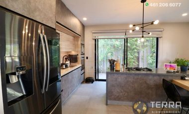 SE VENDE CASA DE LUJO EN CASTELA RESERVA RESIDENCIAL SALIDA SAN MIGUEL DE ALLENDE  EN CELAYA GTO.  Casa en esquina de 3 Pisos con 3 Habitaciones y Cad