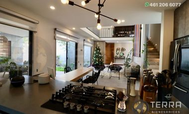 SE VENDE CASA DE LUJO EN CASTELA RESERVA RESIDENCIAL SALIDA SAN MIGUEL DE ALLENDE  EN CELAYA GTO.  Casa en esquina de 3 Pisos con 3 Habitaciones y Cad