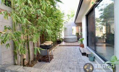 SE VENDE CASA DE LUJO EN CASTELA RESERVA RESIDENCIAL SALIDA SAN MIGUEL DE ALLENDE  EN CELAYA GTO.  Casa en esquina de 3 Pisos con 3 Habitaciones y Cad