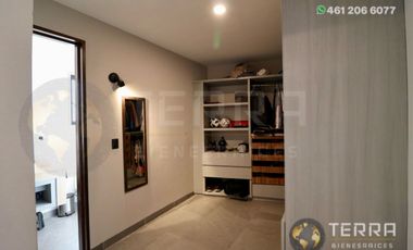 SE VENDE CASA DE LUJO EN CASTELA RESERVA RESIDENCIAL SALIDA SAN MIGUEL DE ALLENDE  EN CELAYA GTO.  Casa en esquina de 3 Pisos con 3 Habitaciones y Cad
