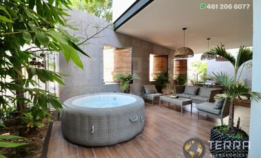 SE VENDE CASA DE LUJO EN CASTELA RESERVA RESIDENCIAL SALIDA SAN MIGUEL DE ALLENDE  EN CELAYA GTO.  Casa en esquina de 3 Pisos con 3 Habitaciones y Cad