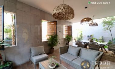 SE VENDE CASA DE LUJO EN CASTELA RESERVA RESIDENCIAL SALIDA SAN MIGUEL DE ALLENDE  EN CELAYA GTO.  Casa en esquina de 3 Pisos con 3 Habitaciones y Cad