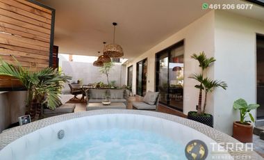 SE VENDE CASA DE LUJO EN CASTELA RESERVA RESIDENCIAL SALIDA SAN MIGUEL DE ALLENDE  EN CELAYA GTO.  Casa en esquina de 3 Pisos con 3 Habitaciones y Cad