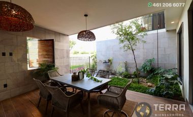 SE VENDE CASA DE LUJO EN CASTELA RESERVA RESIDENCIAL SALIDA SAN MIGUEL DE ALLENDE  EN CELAYA GTO.  Casa en esquina de 3 Pisos con 3 Habitaciones y Cad