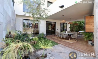 SE VENDE CASA DE LUJO EN CASTELA RESERVA RESIDENCIAL SALIDA SAN MIGUEL DE ALLENDE  EN CELAYA GTO.  Casa en esquina de 3 Pisos con 3 Habitaciones y Cad