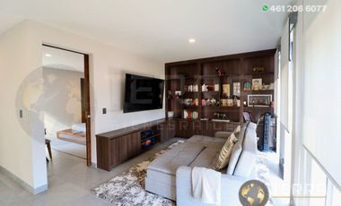 SE VENDE CASA DE LUJO EN CASTELA RESERVA RESIDENCIAL SALIDA SAN MIGUEL DE ALLENDE  EN CELAYA GTO.  Casa en esquina de 3 Pisos con 3 Habitaciones y Cad