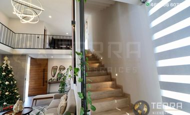 SE VENDE CASA DE LUJO EN CASTELA RESERVA RESIDENCIAL SALIDA SAN MIGUEL DE ALLENDE  EN CELAYA GTO.  Casa en esquina de 3 Pisos con 3 Habitaciones y Cad