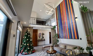 SE VENDE CASA DE LUJO EN CASTELA RESERVA RESIDENCIAL SALIDA SAN MIGUEL DE ALLENDE  EN CELAYA GTO.  Casa en esquina de 3 Pisos con 3 Habitaciones y Cad