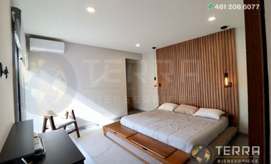 SE VENDE CASA DE LUJO EN CASTELA RESERVA RESIDENCIAL SALIDA SAN MIGUEL DE ALLENDE  EN CELAYA GTO.  Casa en esquina de 3 Pisos con 3 Habitaciones y Cad