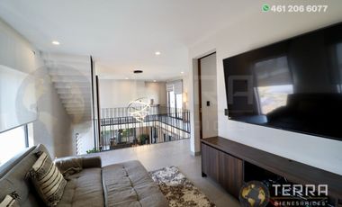 SE VENDE CASA DE LUJO EN CASTELA RESERVA RESIDENCIAL SALIDA SAN MIGUEL DE ALLENDE  EN CELAYA GTO.  Casa en esquina de 3 Pisos con 3 Habitaciones y Cad