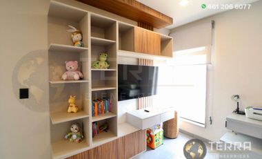 SE VENDE CASA DE LUJO EN CASTELA RESERVA RESIDENCIAL SALIDA SAN MIGUEL DE ALLENDE  EN CELAYA GTO.  Casa en esquina de 3 Pisos con 3 Habitaciones y Cad