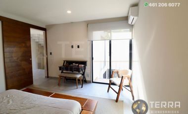 SE VENDE CASA DE LUJO EN CASTELA RESERVA RESIDENCIAL SALIDA SAN MIGUEL DE ALLENDE  EN CELAYA GTO.  Casa en esquina de 3 Pisos con 3 Habitaciones y Cad
