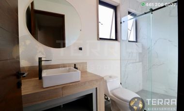 SE VENDE CASA DE LUJO EN CASTELA RESERVA RESIDENCIAL SALIDA SAN MIGUEL DE ALLENDE  EN CELAYA GTO.  Casa en esquina de 3 Pisos con 3 Habitaciones y Cad