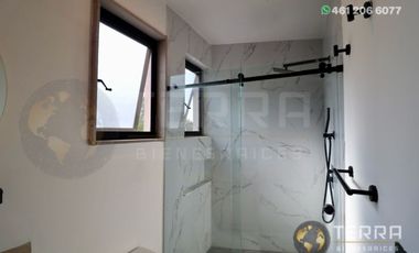 SE VENDE CASA DE LUJO EN CASTELA RESERVA RESIDENCIAL SALIDA SAN MIGUEL DE ALLENDE  EN CELAYA GTO.  Casa en esquina de 3 Pisos con 3 Habitaciones y Cad
