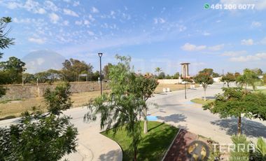 SE VENDE CASA DE LUJO EN CASTELA RESERVA RESIDENCIAL SALIDA SAN MIGUEL DE ALLENDE  EN CELAYA GTO.  Casa en esquina de 3 Pisos con 3 Habitaciones y Cad