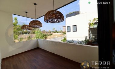 SE VENDE CASA DE LUJO EN CASTELA RESERVA RESIDENCIAL SALIDA SAN MIGUEL DE ALLENDE  EN CELAYA GTO.  Casa en esquina de 3 Pisos con 3 Habitaciones y Cad