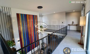 SE VENDE CASA DE LUJO EN CASTELA RESERVA RESIDENCIAL SALIDA SAN MIGUEL DE ALLENDE  EN CELAYA GTO.  Casa en esquina de 3 Pisos con 3 Habitaciones y Cad