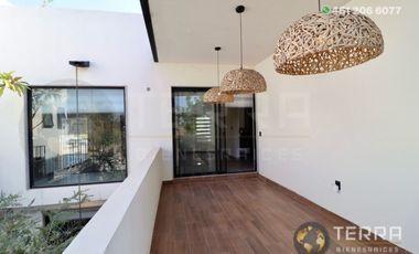 SE VENDE CASA DE LUJO EN CASTELA RESERVA RESIDENCIAL SALIDA SAN MIGUEL DE ALLENDE  EN CELAYA GTO.  Casa en esquina de 3 Pisos con 3 Habitaciones y Cad