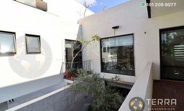 SE VENDE CASA DE LUJO EN CASTELA RESERVA RESIDENCIAL SALIDA SAN MIGUEL DE ALLENDE  EN CELAYA GTO.  Casa en esquina de 3 Pisos con 3 Habitaciones y Cad