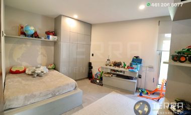 SE VENDE CASA DE LUJO EN CASTELA RESERVA RESIDENCIAL SALIDA SAN MIGUEL DE ALLENDE  EN CELAYA GTO.  Casa en esquina de 3 Pisos con 3 Habitaciones y Cad
