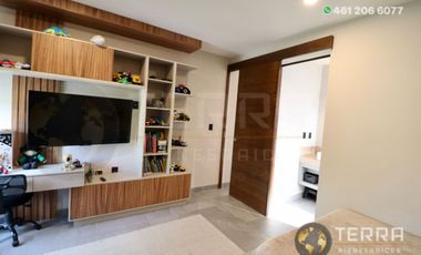 SE VENDE CASA DE LUJO EN CASTELA RESERVA RESIDENCIAL SALIDA SAN MIGUEL DE ALLENDE  EN CELAYA GTO.  Casa en esquina de 3 Pisos con 3 Habitaciones y Cad