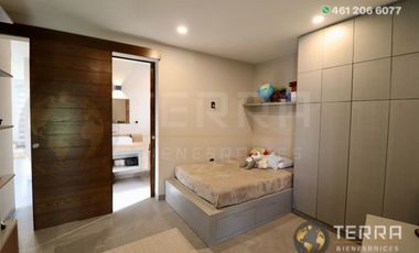 SE VENDE CASA DE LUJO EN CASTELA RESERVA RESIDENCIAL SALIDA SAN MIGUEL DE ALLENDE  EN CELAYA GTO.  Casa en esquina de 3 Pisos con 3 Habitaciones y Cad