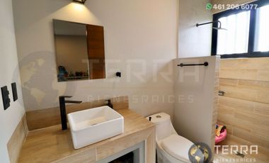 SE VENDE CASA DE LUJO EN CASTELA RESERVA RESIDENCIAL SALIDA SAN MIGUEL DE ALLENDE  EN CELAYA GTO.  Casa en esquina de 3 Pisos con 3 Habitaciones y Cad