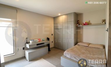 SE VENDE CASA DE LUJO EN CASTELA RESERVA RESIDENCIAL SALIDA SAN MIGUEL DE ALLENDE  EN CELAYA GTO.  Casa en esquina de 3 Pisos con 3 Habitaciones y Cad
