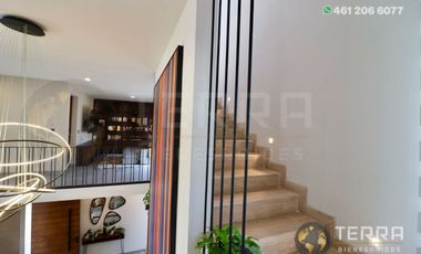 SE VENDE CASA DE LUJO EN CASTELA RESERVA RESIDENCIAL SALIDA SAN MIGUEL DE ALLENDE  EN CELAYA GTO.  Casa en esquina de 3 Pisos con 3 Habitaciones y Cad