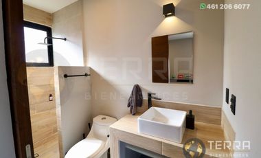 SE VENDE CASA DE LUJO EN CASTELA RESERVA RESIDENCIAL SALIDA SAN MIGUEL DE ALLENDE  EN CELAYA GTO.  Casa en esquina de 3 Pisos con 3 Habitaciones y Cad