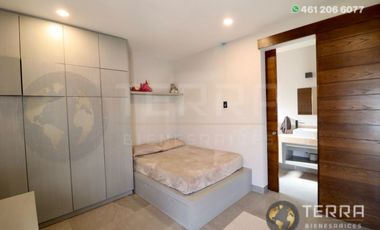 SE VENDE CASA DE LUJO EN CASTELA RESERVA RESIDENCIAL SALIDA SAN MIGUEL DE ALLENDE  EN CELAYA GTO.  Casa en esquina de 3 Pisos con 3 Habitaciones y Cad