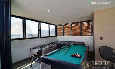 SE VENDE CASA DE LUJO EN CASTELA RESERVA RESIDENCIAL SALIDA SAN MIGUEL DE ALLENDE  EN CELAYA GTO.  Casa en esquina de 3 Pisos con 3 Habitaciones y Cad