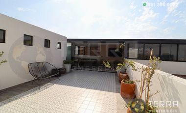 SE VENDE CASA DE LUJO EN CASTELA RESERVA RESIDENCIAL SALIDA SAN MIGUEL DE ALLENDE  EN CELAYA GTO.  Casa en esquina de 3 Pisos con 3 Habitaciones y Cad