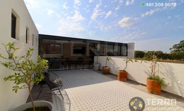 SE VENDE CASA DE LUJO EN CASTELA RESERVA RESIDENCIAL SALIDA SAN MIGUEL DE ALLENDE  EN CELAYA GTO.  Casa en esquina de 3 Pisos con 3 Habitaciones y Cad