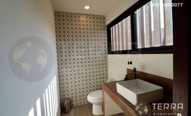 SE VENDE CASA DE LUJO EN CASTELA RESERVA RESIDENCIAL SALIDA SAN MIGUEL DE ALLENDE  EN CELAYA GTO.  Casa en esquina de 3 Pisos con 3 Habitaciones y Cad