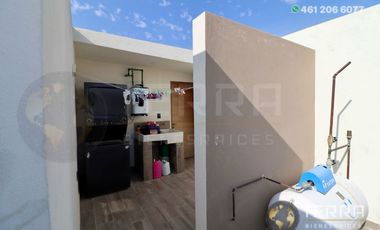 SE VENDE CASA DE LUJO EN CASTELA RESERVA RESIDENCIAL SALIDA SAN MIGUEL DE ALLENDE  EN CELAYA GTO.  Casa en esquina de 3 Pisos con 3 Habitaciones y Cad