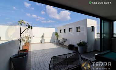 SE VENDE CASA DE LUJO EN CASTELA RESERVA RESIDENCIAL SALIDA SAN MIGUEL DE ALLENDE  EN CELAYA GTO.  Casa en esquina de 3 Pisos con 3 Habitaciones y Cad
