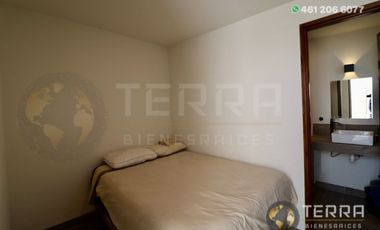 SE VENDE CASA DE LUJO EN CASTELA RESERVA RESIDENCIAL SALIDA SAN MIGUEL DE ALLENDE  EN CELAYA GTO.  Casa en esquina de 3 Pisos con 3 Habitaciones y Cad
