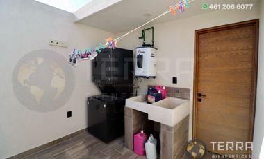 SE VENDE CASA DE LUJO EN CASTELA RESERVA RESIDENCIAL SALIDA SAN MIGUEL DE ALLENDE  EN CELAYA GTO.  Casa en esquina de 3 Pisos con 3 Habitaciones y Cad