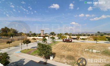 SE VENDE CASA DE LUJO EN CASTELA RESERVA RESIDENCIAL SALIDA SAN MIGUEL DE ALLENDE  EN CELAYA GTO.  Casa en esquina de 3 Pisos con 3 Habitaciones y Cad