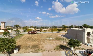 SE VENDE CASA DE LUJO EN CASTELA RESERVA RESIDENCIAL SALIDA SAN MIGUEL DE ALLENDE  EN CELAYA GTO.  Casa en esquina de 3 Pisos con 3 Habitaciones y Cad