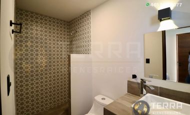 SE VENDE CASA DE LUJO EN CASTELA RESERVA RESIDENCIAL SALIDA SAN MIGUEL DE ALLENDE  EN CELAYA GTO.  Casa en esquina de 3 Pisos con 3 Habitaciones y Cad