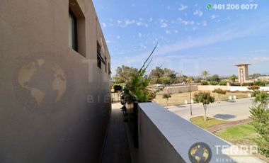 SE VENDE CASA DE LUJO EN CASTELA RESERVA RESIDENCIAL SALIDA SAN MIGUEL DE ALLENDE  EN CELAYA GTO.  Casa en esquina de 3 Pisos con 3 Habitaciones y Cad